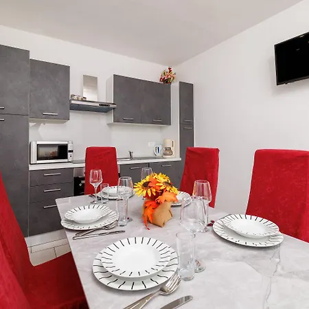 Apartament Charmantes Nur 250 Meter Zum Sandstrand Mit Privater Terrasse, Liegen, Grill Crikvenica