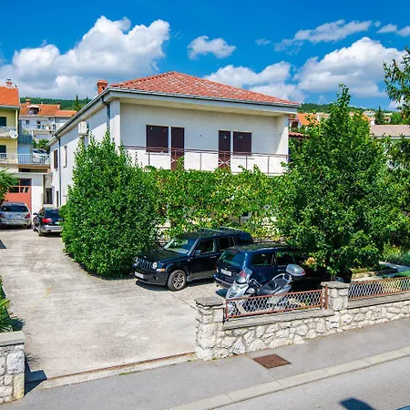 Charmantes Nur 250 Meter Zum Sandstrand Mit Privater Terrasse, Liegen, Grill * Crikvenica