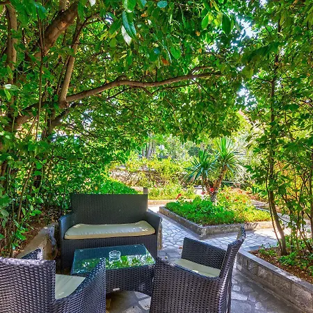 Charmantes Nur 250 Meter Zum Sandstrand Mit Privater Terrasse, Liegen, Grill