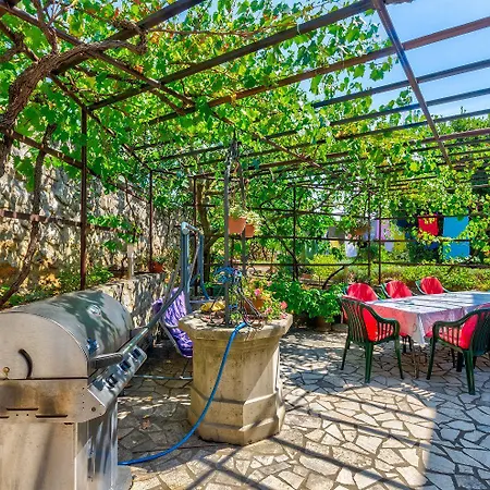 Charmantes Nur 250 Meter Zum Sandstrand Mit Privater Terrasse, Liegen, Grill Crikvenica