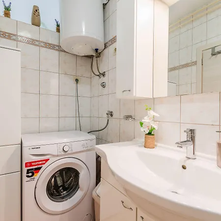 Charmantes Nur 250 Meter Zum Sandstrand Mit Privater Terrasse, Liegen, Grill *