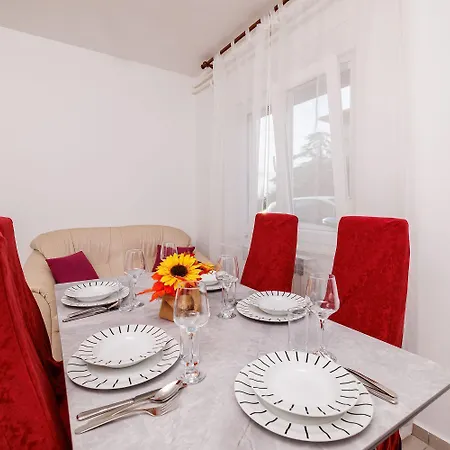 Charmantes Nur 250 Meter Zum Sandstrand Mit Privater Terrasse, Liegen, Grill 公寓