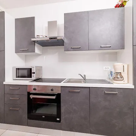 Charmantes Nur 250 Meter Zum Sandstrand Mit Privater Terrasse, Liegen, Grill 茨里克韦尼察