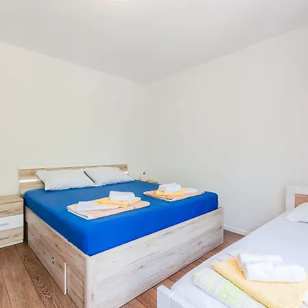 Charmantes Nur 250 Meter Zum Sandstrand Mit Privater Terrasse, Liegen, Grill 公寓 *