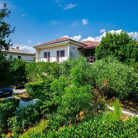 Charmantes Nur 250 Meter Zum Sandstrand Mit Privater Terrasse, Liegen, Grill