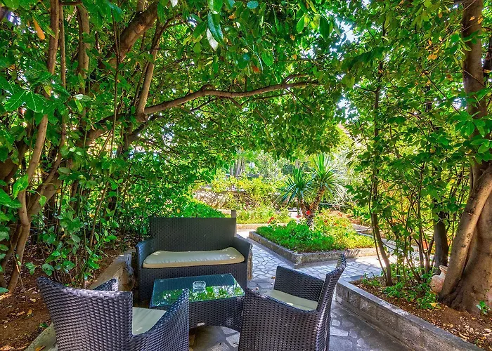 Charmantes Nur 250 Meter Zum Sandstrand Mit Privater Terrasse, Liegen, Grill
